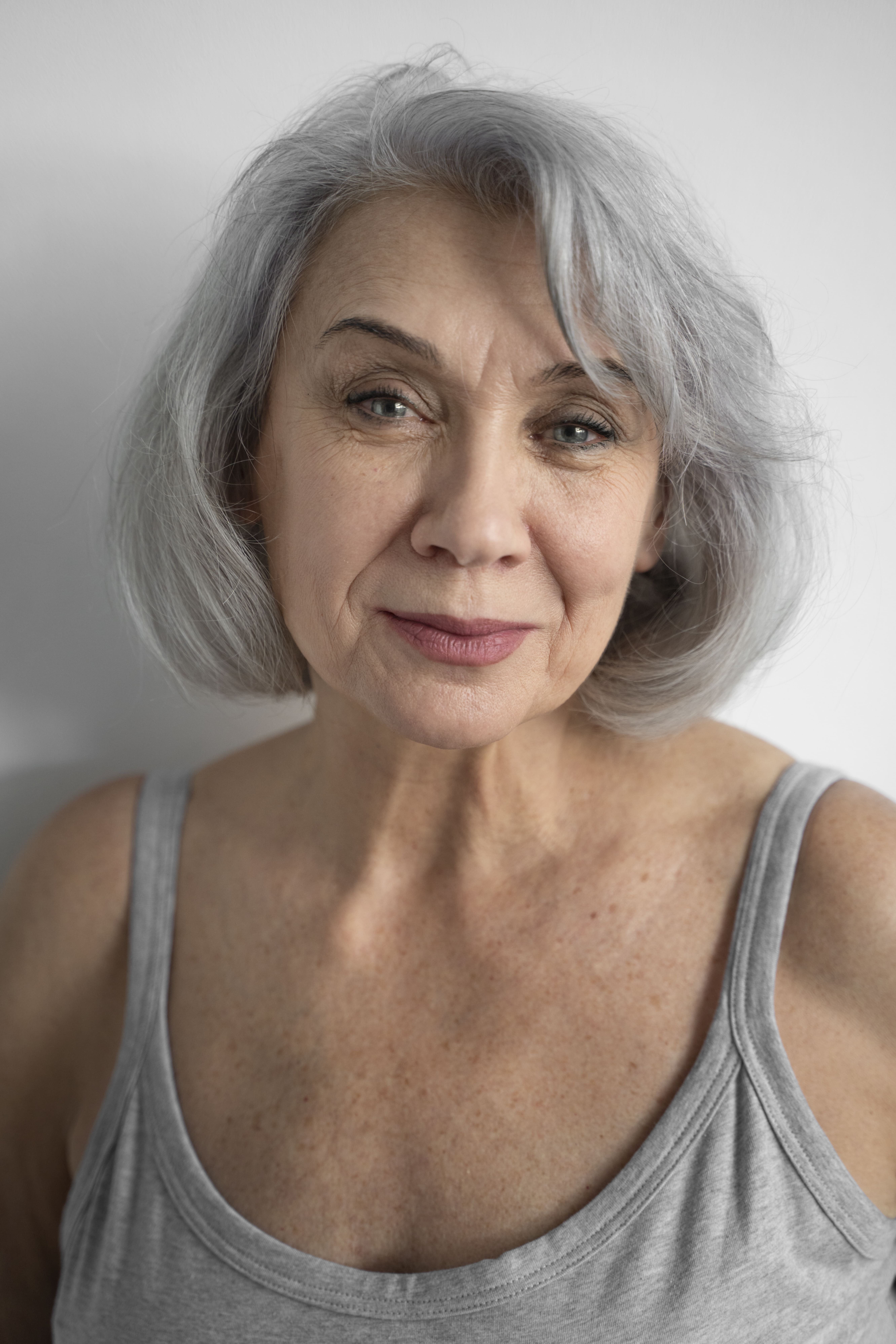 femme âgée avec des pommettes et bajoues